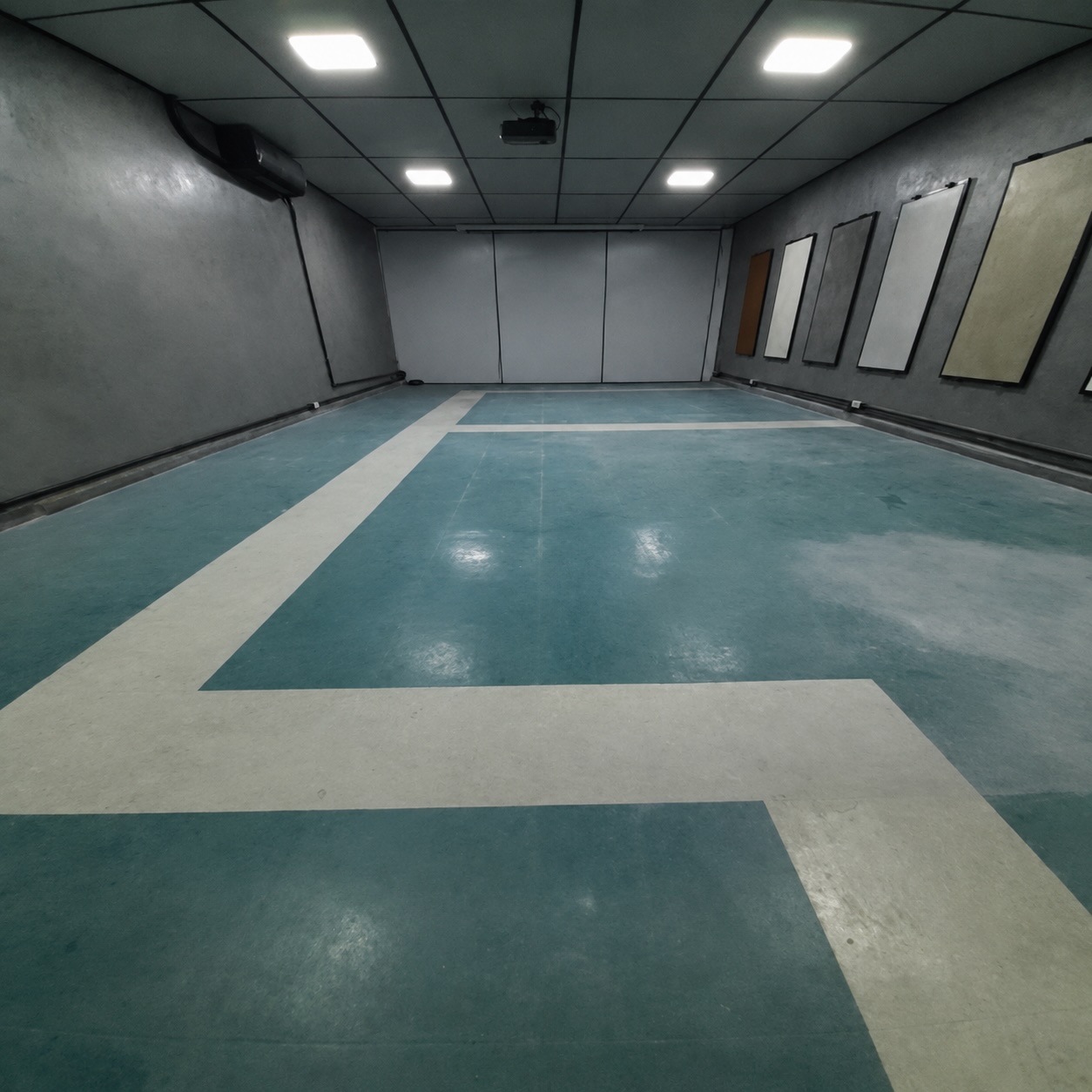 Piso vinílico azul e branco antes do tratamento, com acabamento desgastado e brilho irregular