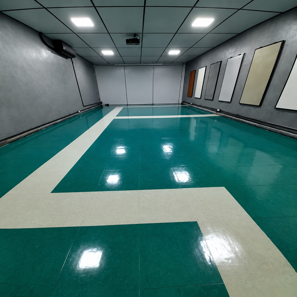 Mesmo ambiente após o tratamento, com acabamento renovado e brilho mais uniforme